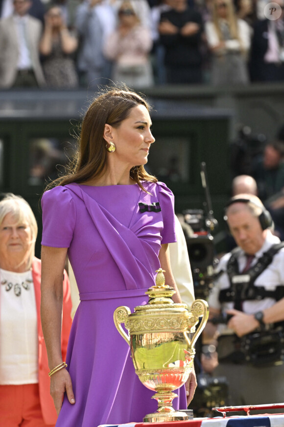 Catherine (Kate) Middleton remet la coupe à Carlos Alcaraz après sa victoire face à Novak Djokovic en finale du tournoi de Wimbledon 2024 (6/2 - 6/2 - 7/6). Wimbledon, le 14 juillet 2024. 