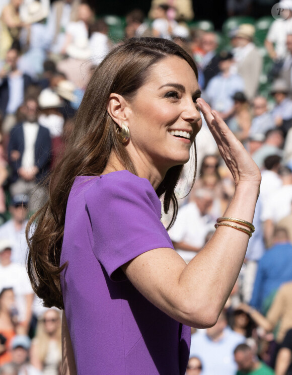 Pour rappel, la princesse de Galles luttant actuellement contre la maladie se fait rare. N'ayant pas hésiter à susprendre ses obligations royales pour se focaliser sur sa santé.
La princesse Catherine de Galles lors de la finale Hommes du tournoi de tennis de Wimbledon. Le 14 juillet 2024 