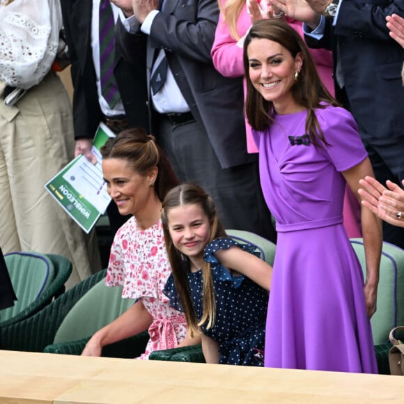 Catherine (Kate) Middleton avec la princesse Charlotte et Pippa Middleton dans les tribunes de la finale du tournoi de Wimbledon 2024, le 14 juillet 2024. 