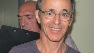 Jean-Jacques Goldman vu avec sa femme Nathalie ! Cette sortie en amoureux dans une ville de Province, très loin de chez eux