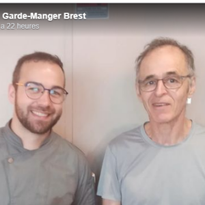 Le patron du Garde-Manger a immortalisé ce moment très spécial
Jean-Jacques Goldman avec le patron du Garde-Manger rue Jean-Macé à Brest.