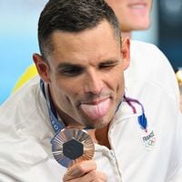 Florent Manaudou célèbre sa nouvelle médaille olympique avec un baiser à Lola, son amoureuse qui est devenue "indispensable" à sa vie