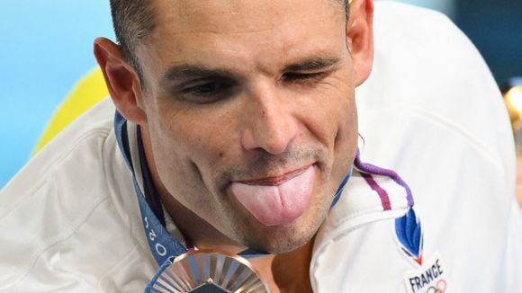 Florent Manaudou célèbre sa nouvelle médaille olympique avec un baiser à Lola, son amoureuse qui est devenue "indispensable" à sa vie