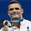 Florent Manaudou célèbre sa nouvelle médaille olympique avec un baiser à Lola, son amoureuse qui est devenue "indispensable" à sa vie