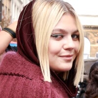 Louane canon avec sa nouvelle couleur de cheveux flashy, "vampire red" : la chanteuse dévoile de nouvelles photos