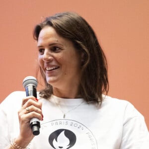 Etant commentatrice pour France Télévisions, Laure Manaudou qui a marqué l'histoire de sa discipline était présente en tribunes... Difficile pour elle de contenir ses larmes.
Parrains des Relais de la Flamme Olympique Laure Manaudou - Dévoilement du parcours du relais de la flamme des Jeux Olympiques de Paris 2024 dans la grand amphitheatre de la Sorbonne à Paris le 23 juin 2023. 