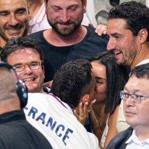 Florent Manaudou embrasse sa compagne Lola Dumenil . - Florent Manaudou remporte la médaille de bronze de natation 50 m nage libre lors des Jeux Olympiques de Paris2024 (JO) le 2 aout 2024. © Perusseau-Jacovides/Bestimage 