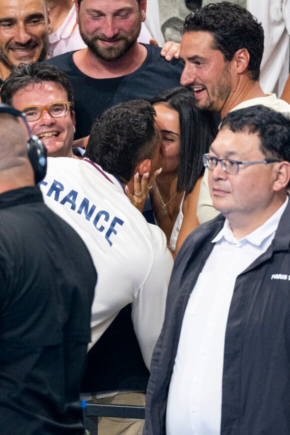 Florent Manaudou embrasse sa compagne Lola Dumenil . - Florent Manaudou remporte la médaille de bronze de natation 50 m nage libre lors des Jeux Olympiques de Paris2024 (JO) le 2 aout 2024. © Perusseau-Jacovides/Bestimage 