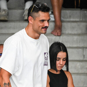 Florent Manaudou et sa nouvelle compagne Lola Dumenil dans les tribunes lors des Championnats de France de natation à Chartres le 18 Juin 2024. © Matthieu Mirville/Bestimage