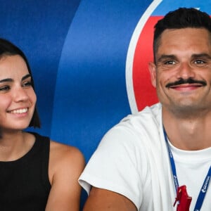 Florent Manaudou et sa nouvelle compagne Lola Dumenil dans les tribunes lors des Championnats de France de natation à Chartres le 18 Juin 2024. © Matthieu Mirville/Bestimage