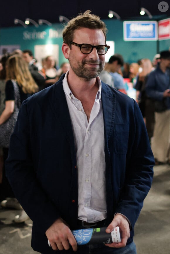 En 2018, inconnu du grand public, il remportait le prix Goncourt 2018 pour son roman "Leurs enfants malgré eux".
Nicolas Mathieu signe son livre au Festival du livre de Paris, au Grand Palais éphémère, le 13 avril 2024. Thibaud Moritz/ABACAPRESS.COM