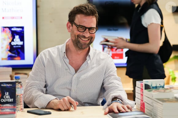 Nicolas Mathieu n'a pas toujours connu le succès et a été confronté à une longue traversée du désert.
Nicolas Mathieu signe son livre au Festival du livre de Paris, au Grand Palais éphémère, le 13 avril 2024. Thibaud Moritz/ABACAPRESS.COM