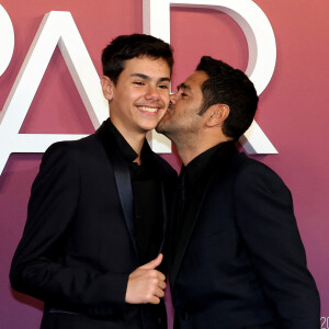 Jamel Debbouze et son fils Léon - Photocall des lauréats (press room) lors de la 49ème édition de la cérémonie des César à l'Olympia à Paris le 23 février 2024 © Dominique Jacovides / Olivier Borde / Bestimage 