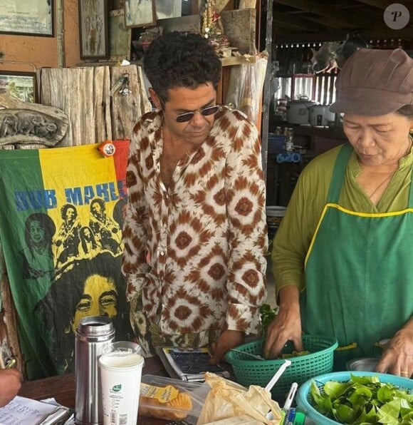 Jamel Debbouze profitant pleinement de la Thaïlande aux côtés des locaux.
(Capture d'écran Instagram)