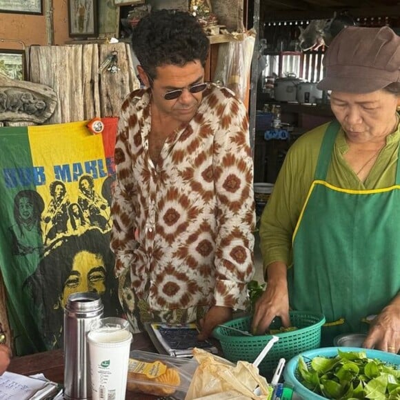 Jamel Debbouze profitant pleinement de la Thaïlande aux côtés des locaux.
(Capture d'écran Instagram)