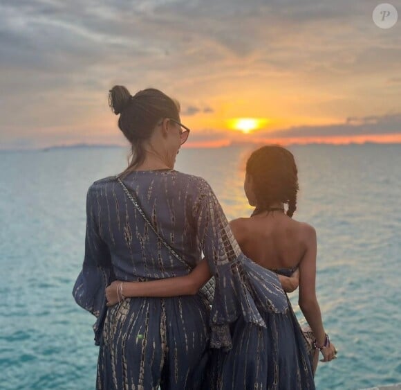 Loin de la France, Jamel Debbouze a travaillé en plus de pouvoir se ressourcer en famille.
Mélissa Theuriau et sa fille Lila immortalisées en Thaïlande (Capture d'écran Instagram)