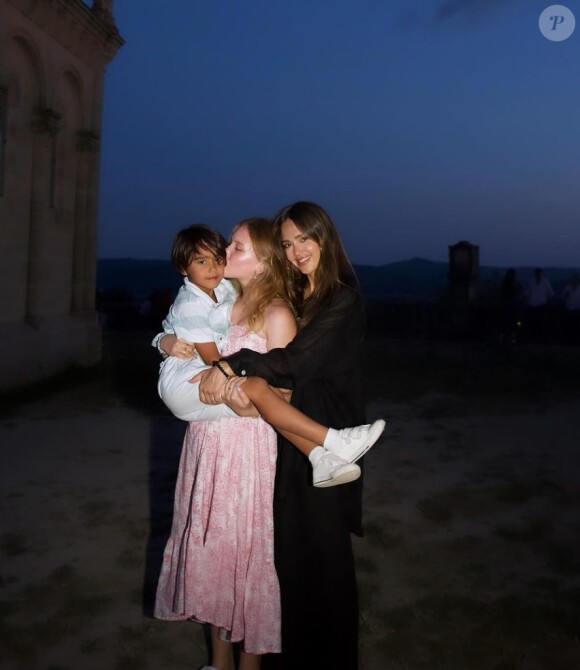 Dans un décor de carte postale, la star a multiplié les activités en famille.
Jessica Alba et deux de ses enfants : Haven et Hayes.