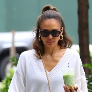 New York, NY - EXCLUSIF - Jessica Alba s'est arrêtée au BlueStone Lane pour déjeuner avec une amie avant de quitter New York cet après-midi.