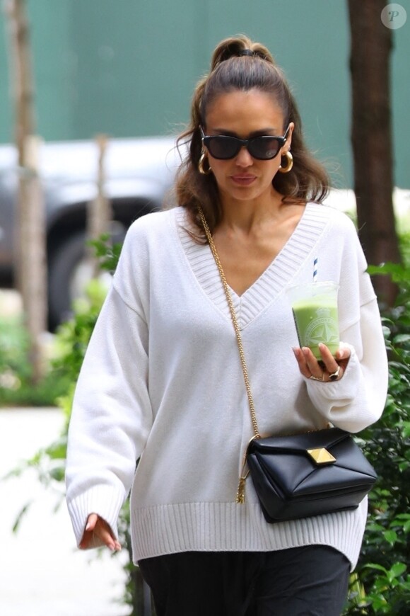 New York, NY - EXCLUSIF - Jessica Alba s'est arrêtée au BlueStone Lane pour déjeuner avec une amie avant de quitter New York cet après-midi.