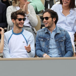 Pierre Niney et sa compagne Natasha Andrews (enceinte), Vianney Bureau et sa compagne Catherine Robert dans les tribunes des internationaux de France de tennis de Roland Garros à Paris, France, le 9 juin 2019. © Jacovides-Moreau/Bestimage 