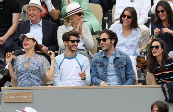 Pierre Niney et sa compagne Natasha Andrews (enceinte), Vianney Bureau et sa compagne Catherine Robert dans les tribunes des internationaux de France de tennis de Roland Garros à Paris, France, le 9 juin 2019. © Jacovides-Moreau/Bestimage 