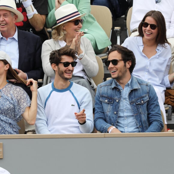 Pierre Niney et sa compagne Natasha Andrews (enceinte), Vianney Bureau et sa compagne Catherine Robert dans les tribunes des internationaux de France de tennis de Roland Garros à Paris, France, le 9 juin 2019. © Jacovides-Moreau/Bestimage 