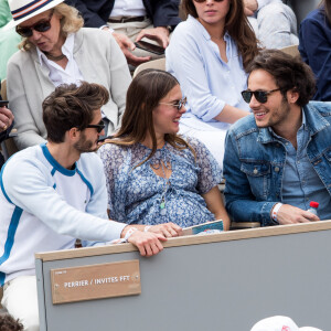 Pierre Niney et sa compagne Natasha Andrews (enceinte), Vianney Bureau et sa compagne Catherine Robert dans les tribunes des internationaux de France de tennis de Roland Garros à Paris, France, le 9 juin 2019. © Jacovides-Moreau/Bestimage 