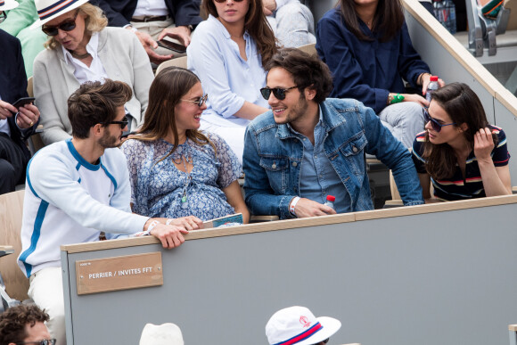 Pierre Niney et sa compagne Natasha Andrews (enceinte), Vianney Bureau et sa compagne Catherine Robert dans les tribunes des internationaux de France de tennis de Roland Garros à Paris, France, le 9 juin 2019. © Jacovides-Moreau/Bestimage 