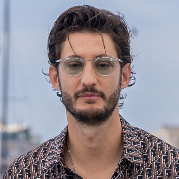 Qui est très actif depuis quelque temps
Pierre Niney au photocall de "Mascarade" lors du 75ème Festival International du Film de Cannes, le 28 mai 2022. © Olivier Borde / Bestimage 