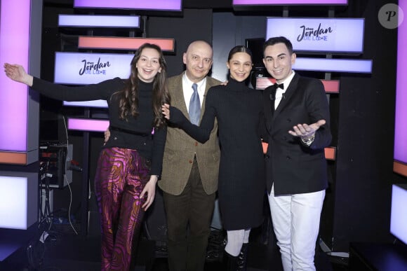 Adèle s'est d'abord confiée sur les circonstances de la mort de sa grand-mère. 
Jordan de Luxe avec Xavier de Fontenay et ses filles Adele et Agathe ( petites filles de Genevieve de Fontenay ) lors de l'enregistrement de l'émission "Chez Jordan de Luxe" à Paris le 5 janvier 2024. © Cédric Perrin/Bestimage