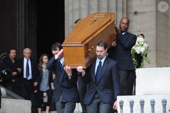 Lui qui vient donc de rejoindre son progéniteur au ciel.
Obsèques de Robert Laffont, à Paris, en l'église Saint-Sulpice. En arrière-plan, Patrice Laffont, Fabrice Laffont et sa fille Mathilde. 26/05/2010