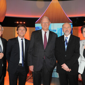 Avec toute la famille "Des chiffres et des lettres" que Patrice Laffont aimait tant
Arielle Boulin-Prat, Laurent Romejko, Patrice Laffont et Bertrand Renard lors de l'enregistrement de l'émission anniversaire des 40 ans "Des chiffres et des lettres" aux studios de la Plaine Saint-Denis le 12 mars 2012 © Guillaume Gaffiot /Bestimage