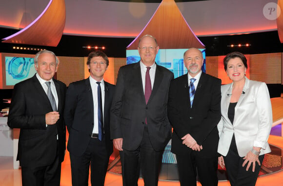 Avec toute la famille "Des chiffres et des lettres" que Patrice Laffont aimait tant
Arielle Boulin-Prat, Laurent Romejko, Patrice Laffont et Bertrand Renard lors de l'enregistrement de l'émission anniversaire des 40 ans "Des chiffres et des lettres" aux studios de la Plaine Saint-Denis le 12 mars 2012 © Guillaume Gaffiot /Bestimage