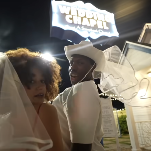 Dans une vidéo postée sur YouTube le 6 août dernier, elle a annoncé s'être mariée à Marcus et Solène dans une wedding chapel !
Léna Situations s'est mariée à Las Vegas !