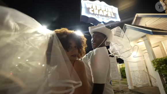 Dans une vidéo postée sur YouTube le 6 août dernier, elle a annoncé s'être mariée à Marcus et Solène dans une wedding chapel !
Léna Situations s'est mariée à Las Vegas !