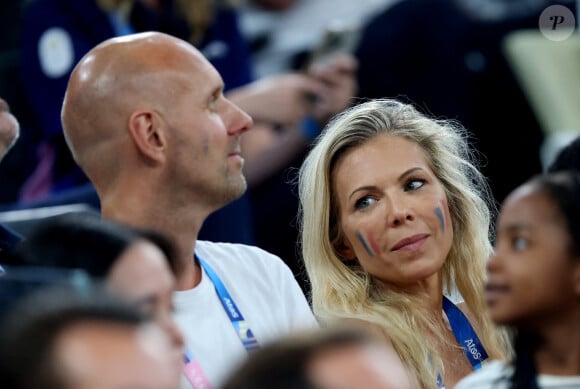 Laurence Auzière-Jourdan et son compagnon Matthieu Graffensttaden - Les célébrités en tribunes pendant l'épreuve de basketball de Demi-Finale opposant les Etats-Unis à la Serbie lors des Jeux Olympiques de Paris 2024 (JO) à l'Arena Bercy, à Paris, France, le 8 août 2024. © Jacovides-Perusseau/Bestimage