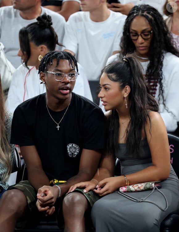 Bryce James et sa compagne - Les célébrités en tribunes pendant l'épreuve de basketball de Demi-Finale opposant les Etats-Unis à la Serbie lors des Jeux Olympiques de Paris 2024 (JO) à l'Arena Bercy, à Paris, France, le 8 août 2024. © Jacovides-Perusseau/Bestimage