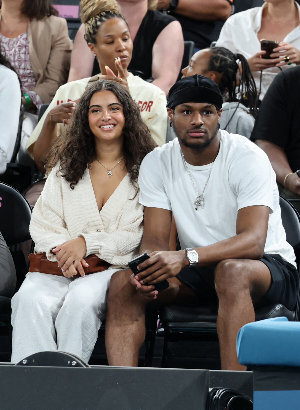 Photo LeBron James Jr. et sa compagne Les celebrites en tribunes pendant l epreuve de basketball de Demi Finale opposant les Etats Unis a la Serbie lors des Jeux Olympiques de Paris 2024