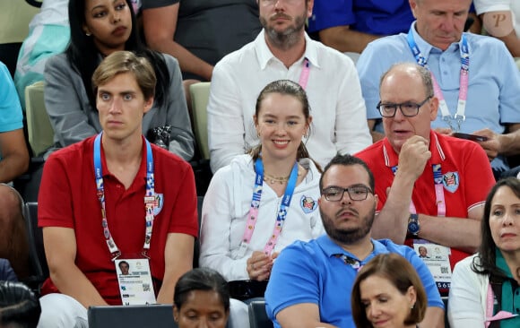 Le prince Albert aussi était là, en famille
Alexandra de Hanovre et son compagnon Ben-Sylvester Strautmann, Prince Albert II de Monaco - Les célébrités en tribunes pendant l'épreuve de basketball de Demi-Finale opposant les Etats-Unis à la Serbie lors des Jeux Olympiques de Paris 2024 (JO) à l'Arena Bercy, à Paris, France, le 8 août 2024. © Jacovides-Perusseau/Bestimage