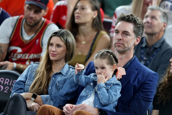 Pau Gasol, sa femme Catherine McDonnell et leur fille Elisabet Gianna - Les célébrités en tribunes pendant l'épreuve de basketball de Demi-Finale opposant les Etats-Unis à la Serbie lors des Jeux Olympiques de Paris 2024 (JO) à l'Arena Bercy, à Paris, France, le 8 août 2024. © Jacovides-Perusseau/Bestimage