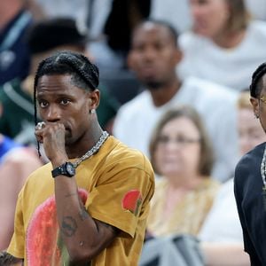 Travis Scott et Quavo- Les célébrités en tribunes pendant l'épreuve de basketball de Demi-Finale opposant les Etats-Unis à la Serbie lors des Jeux Olympiques de Paris 2024 (JO) à l'Arena Bercy, à Paris, France, le 8 août 2024. © Jacovides-Perusseau/Bestimage