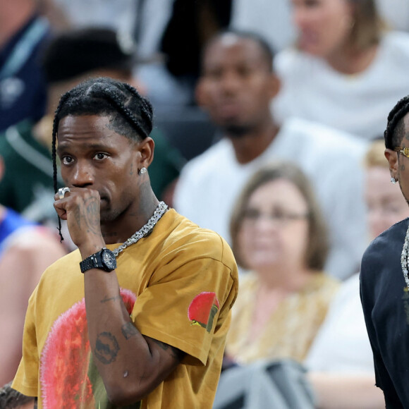 Travis Scott et Quavo- Les célébrités en tribunes pendant l'épreuve de basketball de Demi-Finale opposant les Etats-Unis à la Serbie lors des Jeux Olympiques de Paris 2024 (JO) à l'Arena Bercy, à Paris, France, le 8 août 2024. © Jacovides-Perusseau/Bestimage