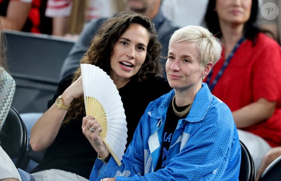 Sue Bird et sa compagne Megan Rapinoe - Les célébrités en tribunes pendant l'épreuve de basketball de Demi-Finale opposant les Etats-Unis à la Serbie lors des Jeux Olympiques de Paris 2024 (JO) à l'Arena Bercy, à Paris, France, le 8 août 2024. © Jacovides-Perusseau/Bestimage