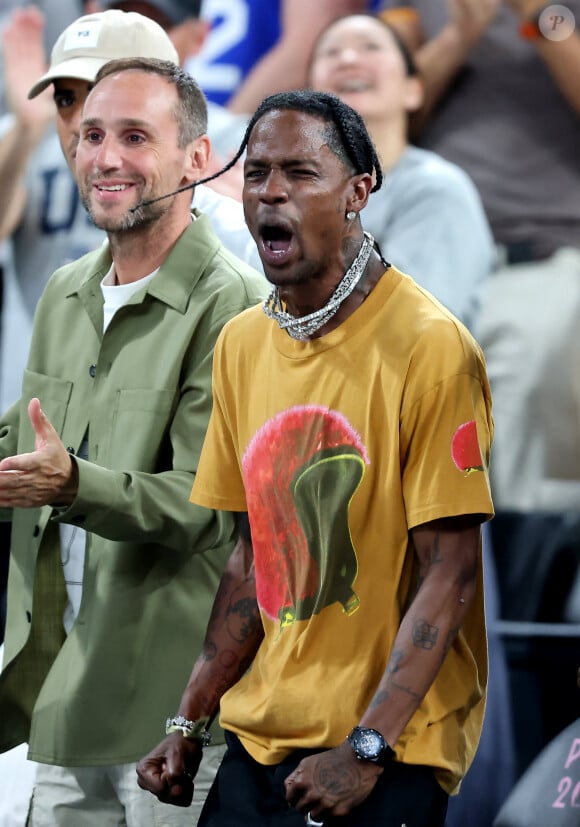 Michael G.Rubin, Travis Scott - Les célébrités en tribunes pendant l'épreuve de basketball de Demi-Finale opposant les Etats-Unis à la Serbie lors des Jeux Olympiques de Paris 2024 (JO) à l'Arena Bercy, à Paris, France, le 8 août 2024. © Jacovides-Perusseau/Bestimage