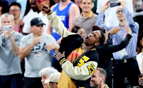 Travis Scott - Les célébrités en tribunes pendant l'épreuve de basketball de Demi-Finale opposant les Etats-Unis à la Serbie lors des Jeux Olympiques de Paris 2024 (JO) à l'Arena Bercy, à Paris, France, le 8 août 2024. © Jacovides-Perusseau/Bestimage