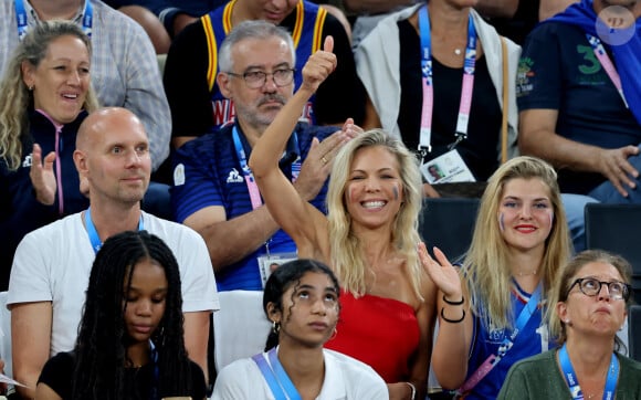 La fille de Brigitte Macron a soutenu l'équipe de France
Laurence Auzière entourée de son compagnon Matthieu Graffensttaden et de sa fille - Les célébrités en tribunes pendant l'épreuve de basketball de Demi-Finale opposant les Etats-Unis à la Serbie lors des Jeux Olympiques de Paris 2024 (JO) à l'Arena Bercy, à Paris, France, le 8 août 2024. © Jacovides-Perusseau/Bestimage