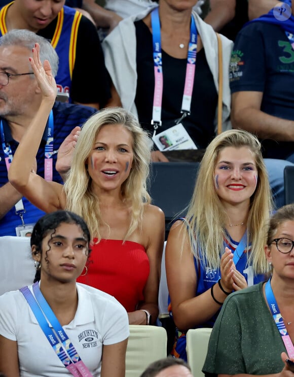 Laurence Auzière et de sa fille - Les célébrités en tribunes pendant l'épreuve de basketball de Demi-Finale opposant les Etats-Unis à la Serbie lors des Jeux Olympiques de Paris 2024 (JO) à l'Arena Bercy, à Paris, France, le 8 août 2024. © Jacovides-Perusseau/Bestimage