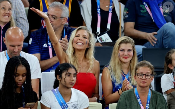 Laurence Auzière et de sa fille - Les célébrités en tribunes pendant l'épreuve de basketball de Demi-Finale opposant les Etats-Unis à la Serbie lors des Jeux Olympiques de Paris 2024 (JO) à l'Arena Bercy, à Paris, France, le 8 août 2024. © Jacovides-Perusseau/Bestimage