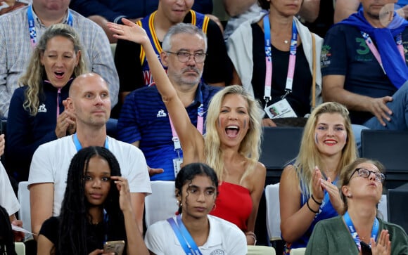 Laurence Auzière dans une forme olympique à l'Arena Bercy
Laurence Auzière entourée de son compagnon Matthieu Graffensttaden et de sa fille - Les célébrités en tribunes pendant l'épreuve de basketball de Demi-Finale opposant les Etats-Unis à la Serbie lors des Jeux Olympiques de Paris (JO) à l'Arena Bercy, à Paris. © Jacovides-Perusseau/Bestimage