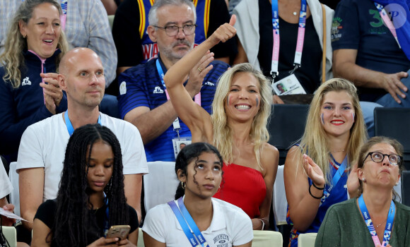 Laurence Auzière entourée de son compagnon Matthieu Graffensttaden et de sa fille - Les célébrités en tribunes pendant l'épreuve de basketball de Demi-Finale opposant les Etats-Unis à la Serbie lors des Jeux Olympiques de Paris 2024 (JO) à l'Arena Bercy, à Paris, France, le 8 août 2024. © Jacovides-Perusseau/Bestimage